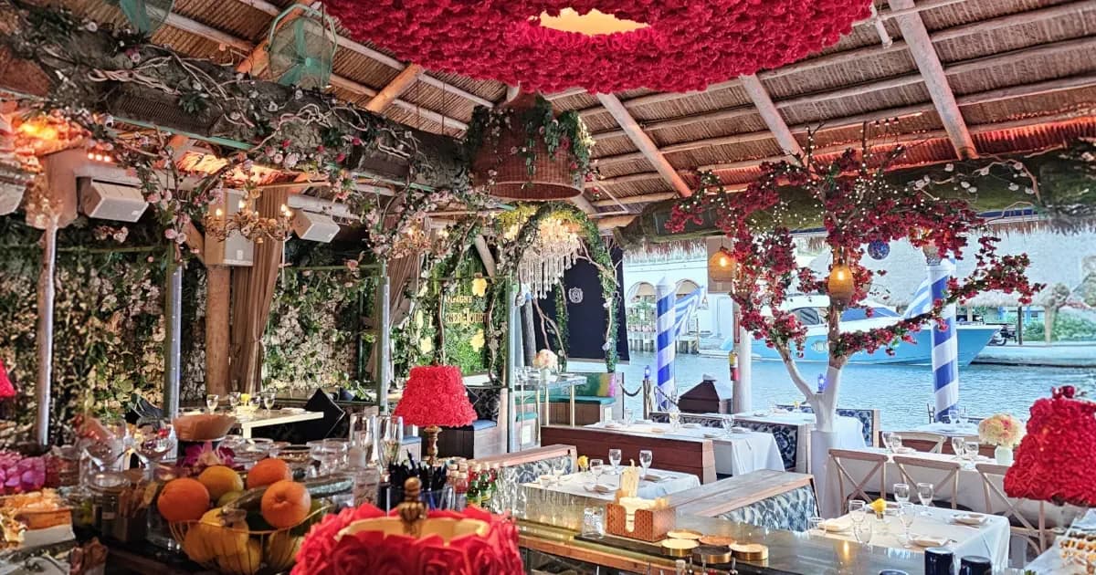 A restaurant table or dinner aboard? Planning your Miami yacht dining experience