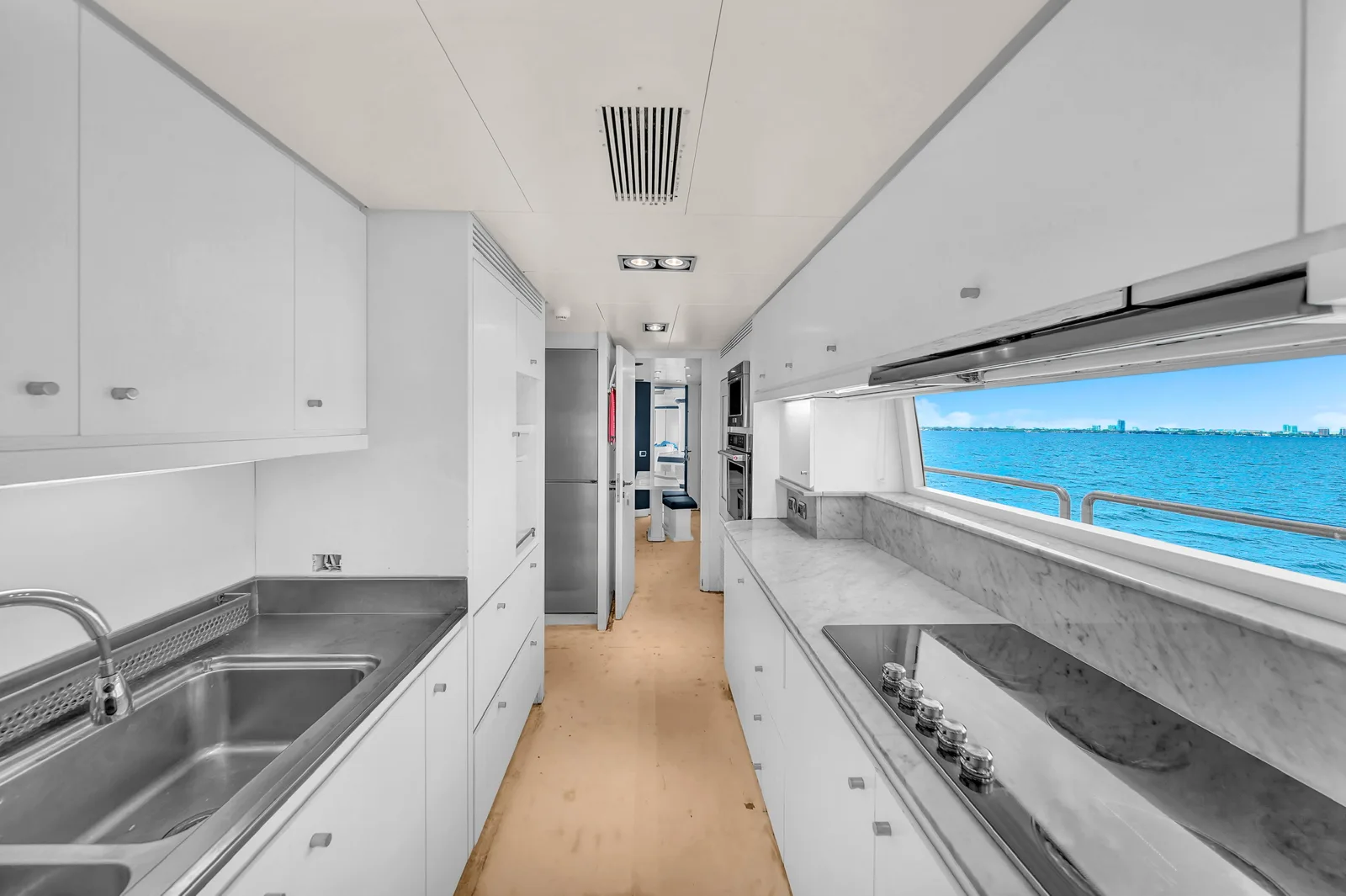 Private chef or delivered catering? Planning food for a Miami yacht day